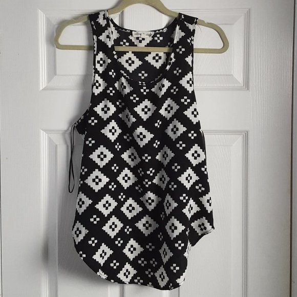 NWOT Olive & Oak Black and White Tank Size M - Picture 1 of 4